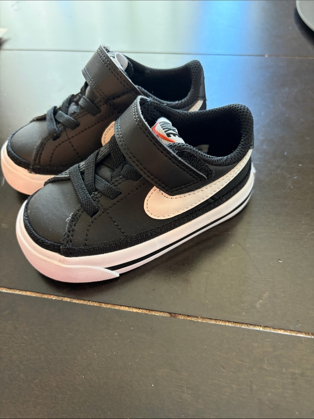 Nike 5c  Court Legacy toddler Black and White Velcro Low-Top Sneakers
